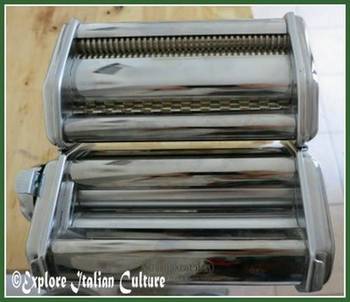 https://www.explore-italian-culture.com/images/imperia-pasta-machine-cutting-blades.jpg